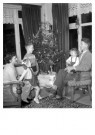 Spaarnestad Fotoarchief,  - 
Familie singt Weihnachtslieder am Weihnachtsbaum -
Postkaarten-set - 
D1172-1