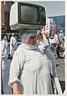 Manoocher Deghati  - 
Ägyptische Frau mit einem Fernseher -
Postkaarten-set - 
F2049-1